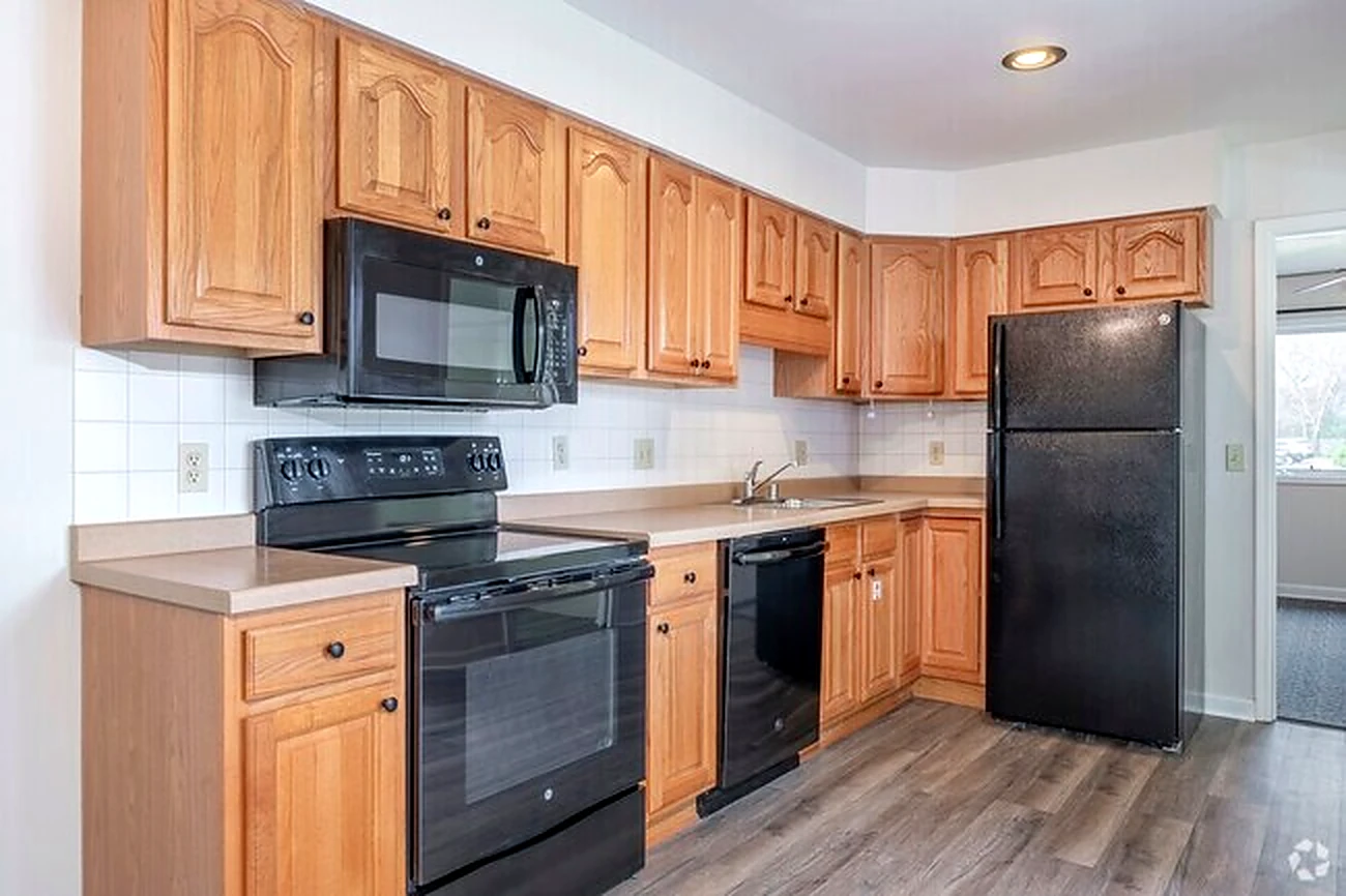 1 bedroom apartment at lake point commons