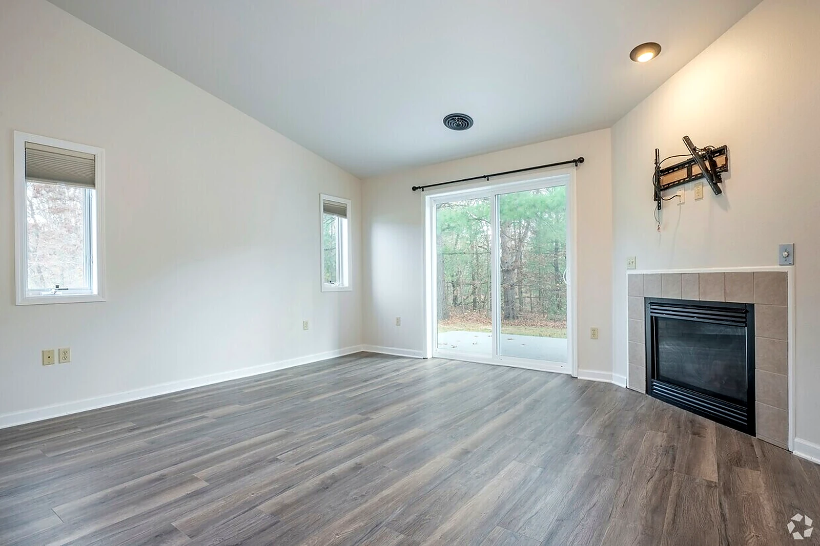 1 bedroom apartment at lake point commons