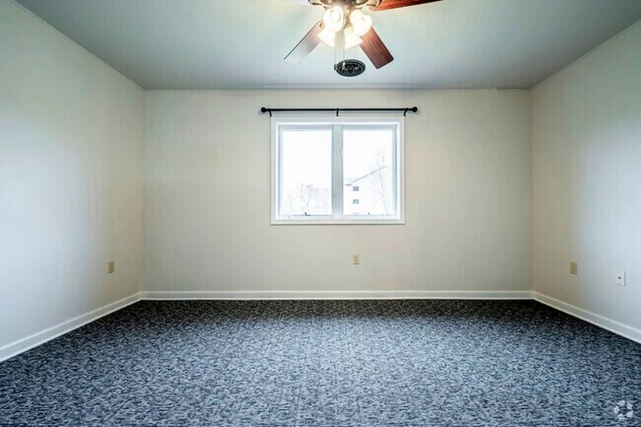 1 bedroom apartment at lake point commons
