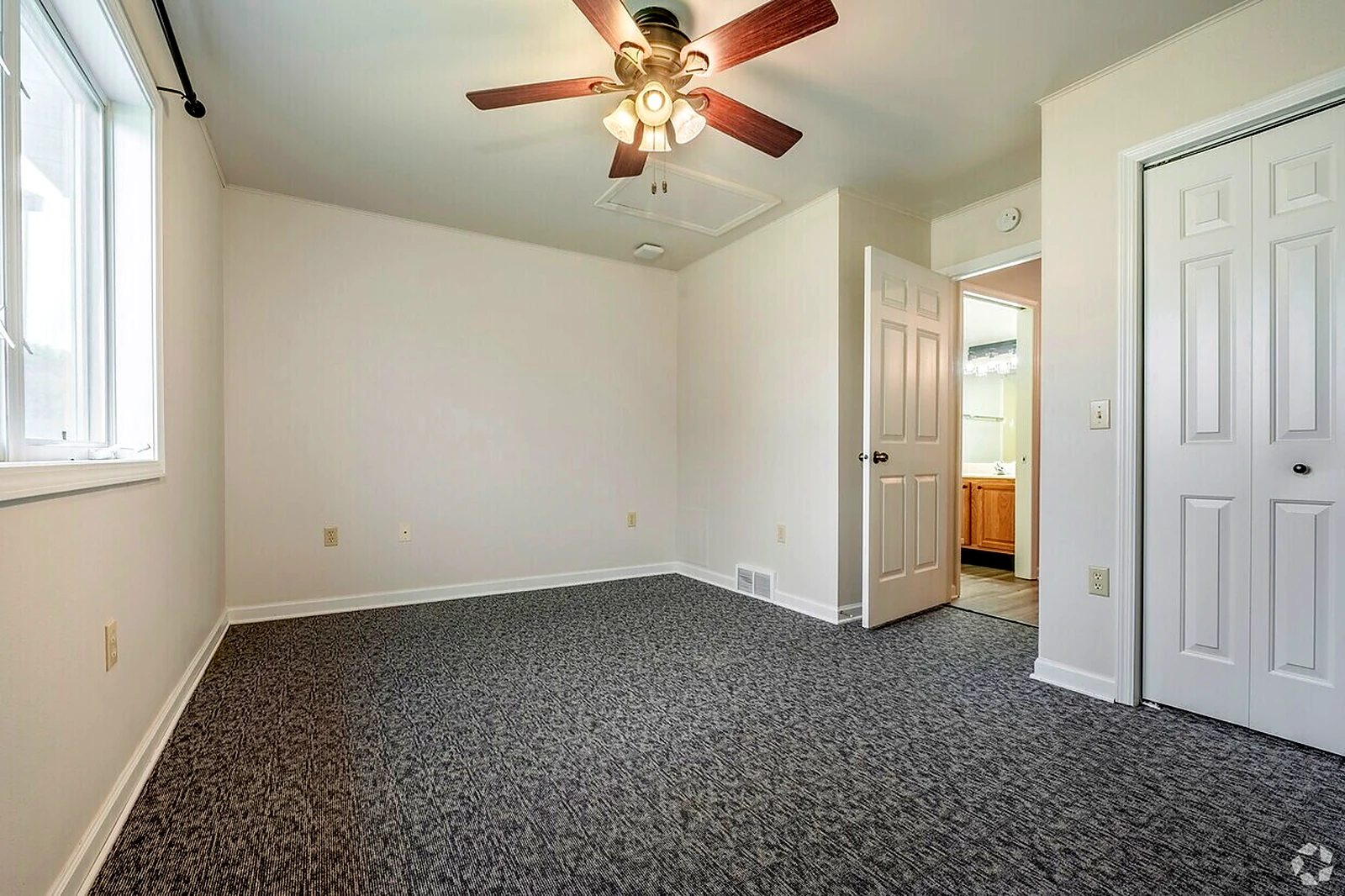 1 bedroom apartment at lake point commons