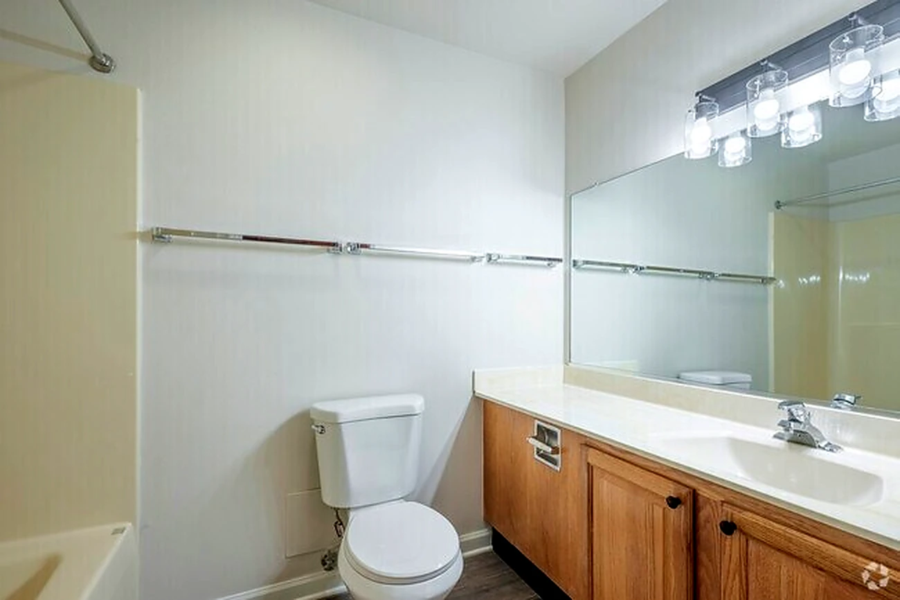 1 bedroom apartment at lake point commons