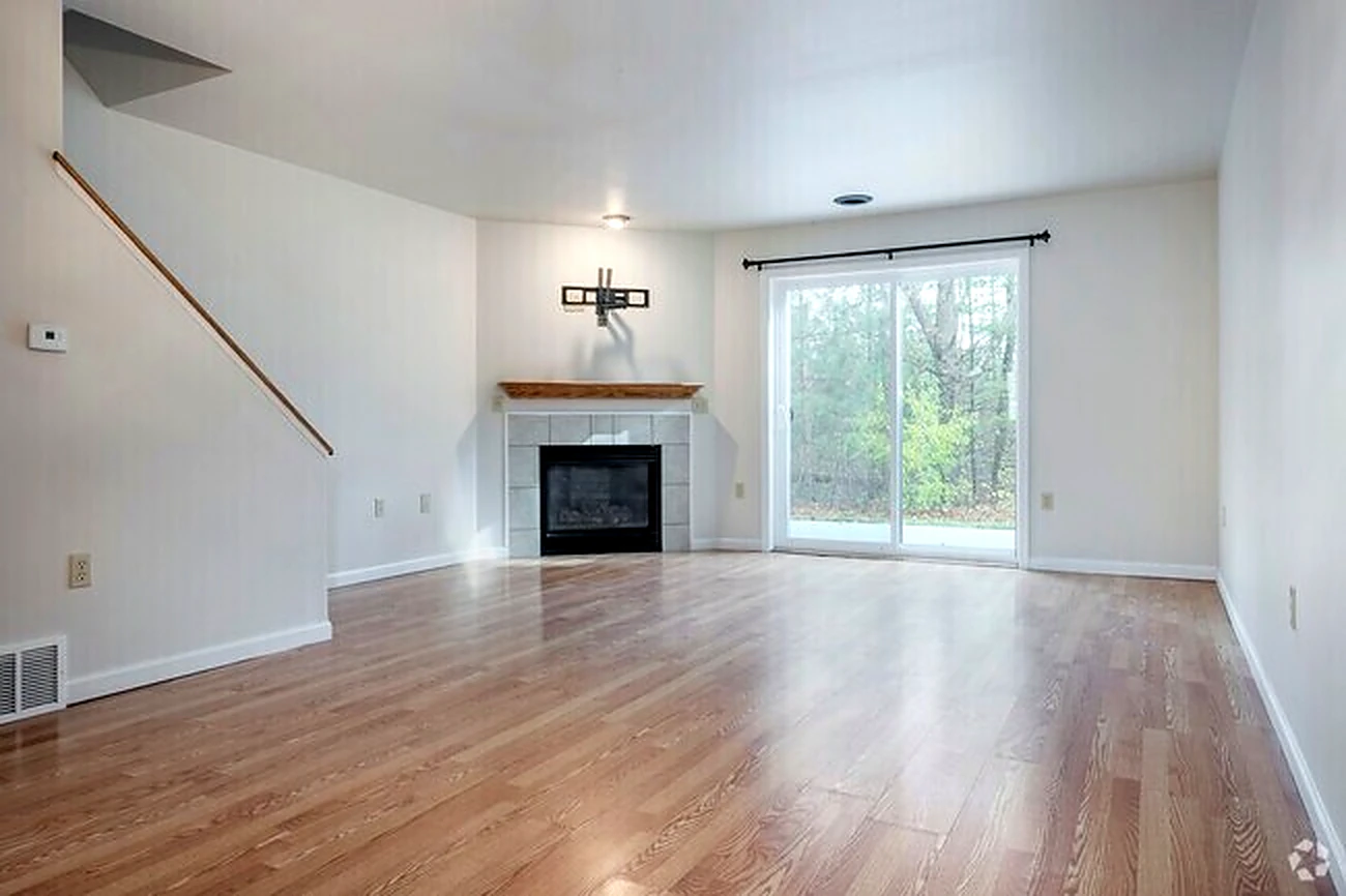 2 bedroom apartment at lake point commons